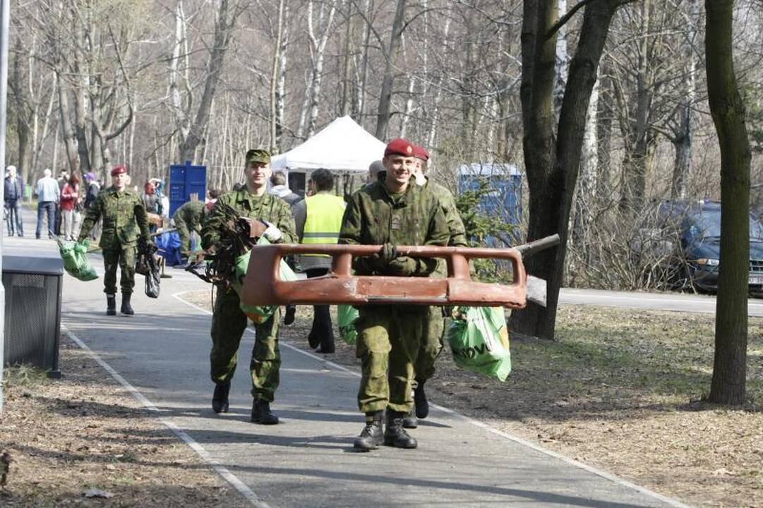 Akcijos „Darom 2012“ metu šiukšles kuopė ir iš Danės dugno