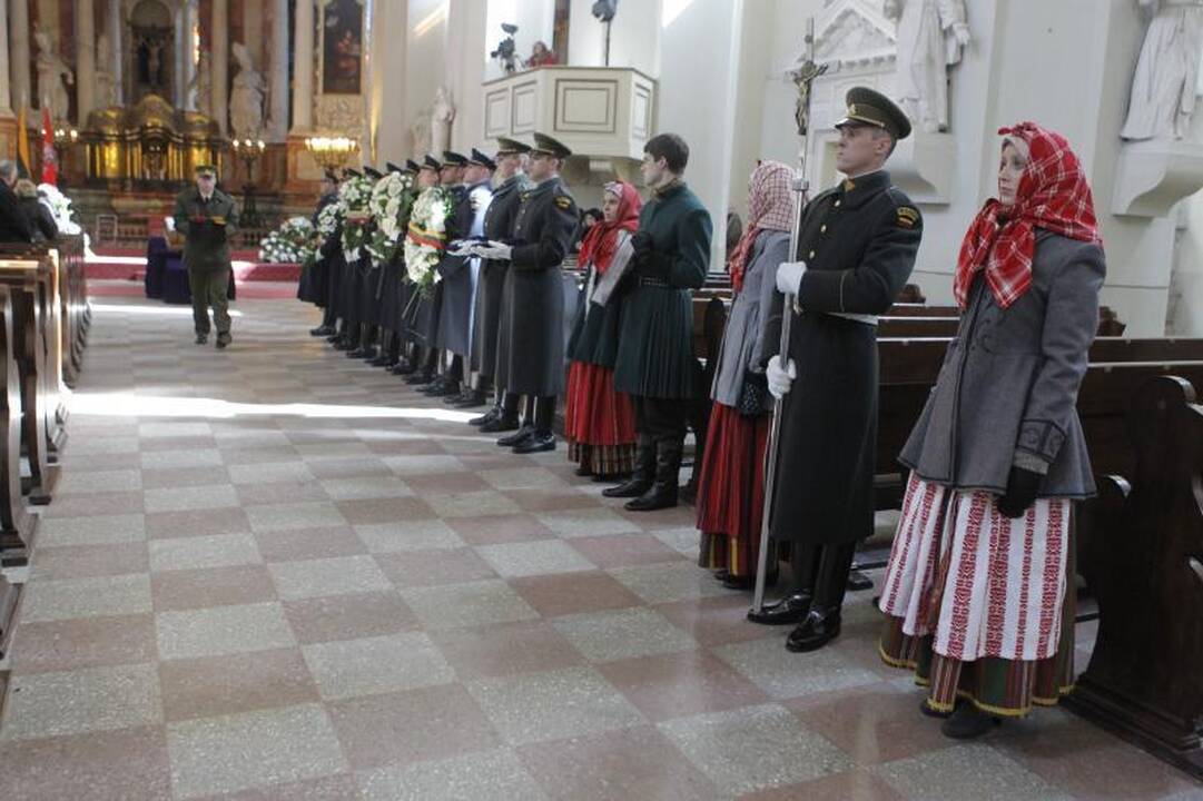 Simboliška: balandžio sniegas išlydėjo M. Martinaitį į amžinybę
