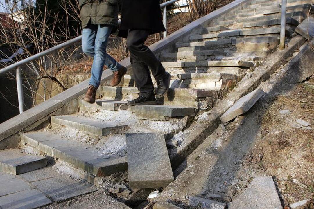 Griūvantiems  miesto  laiptams – nė lito 