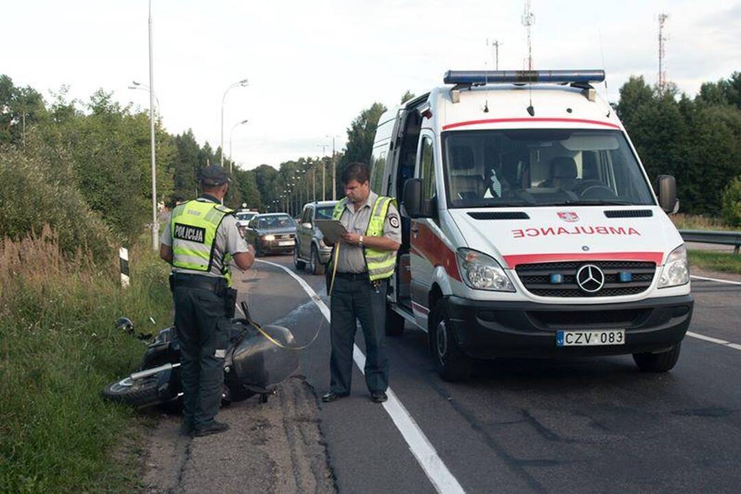 Vilniuje vilkikas partrenkė motorolerininką