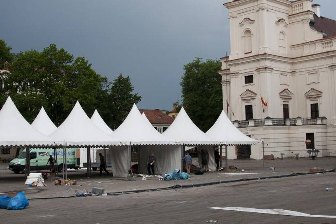 Hanzos dienų pėdsakus naikino lietus ir šlavėjai