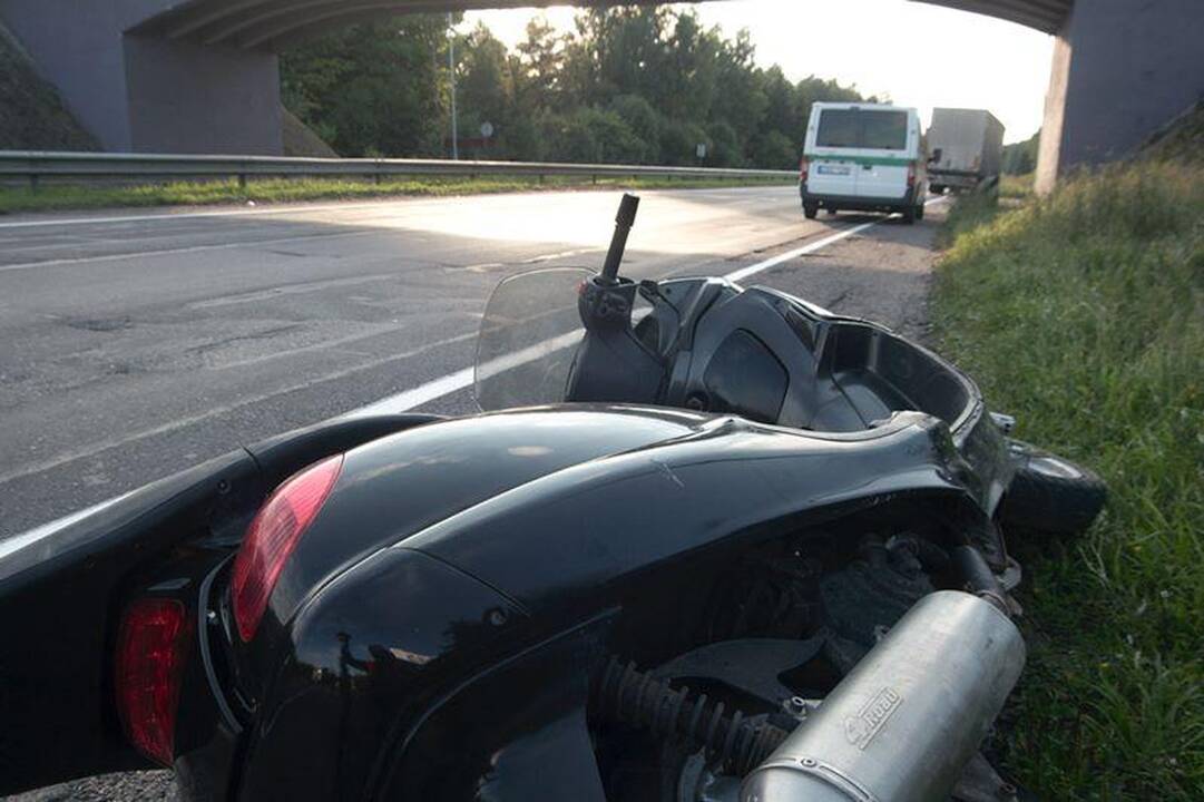 Vilniuje vilkikas partrenkė motorolerininką