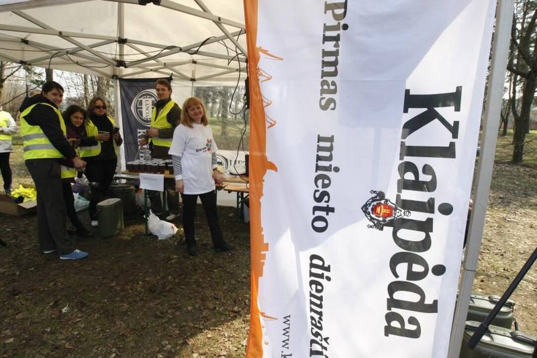Akcijos „Darom 2012“ metu šiukšles kuopė ir iš Danės dugno