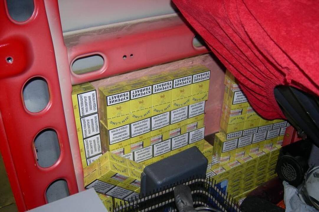 Kontrabandines cigaretes slėpė po apmušalais