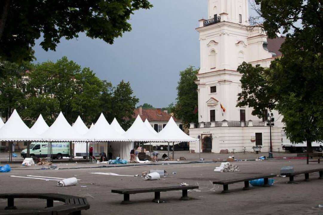 Hanzos dienų pėdsakus naikino lietus ir šlavėjai
