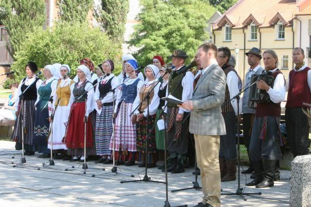 Skambėjo karinės istorinės dainos