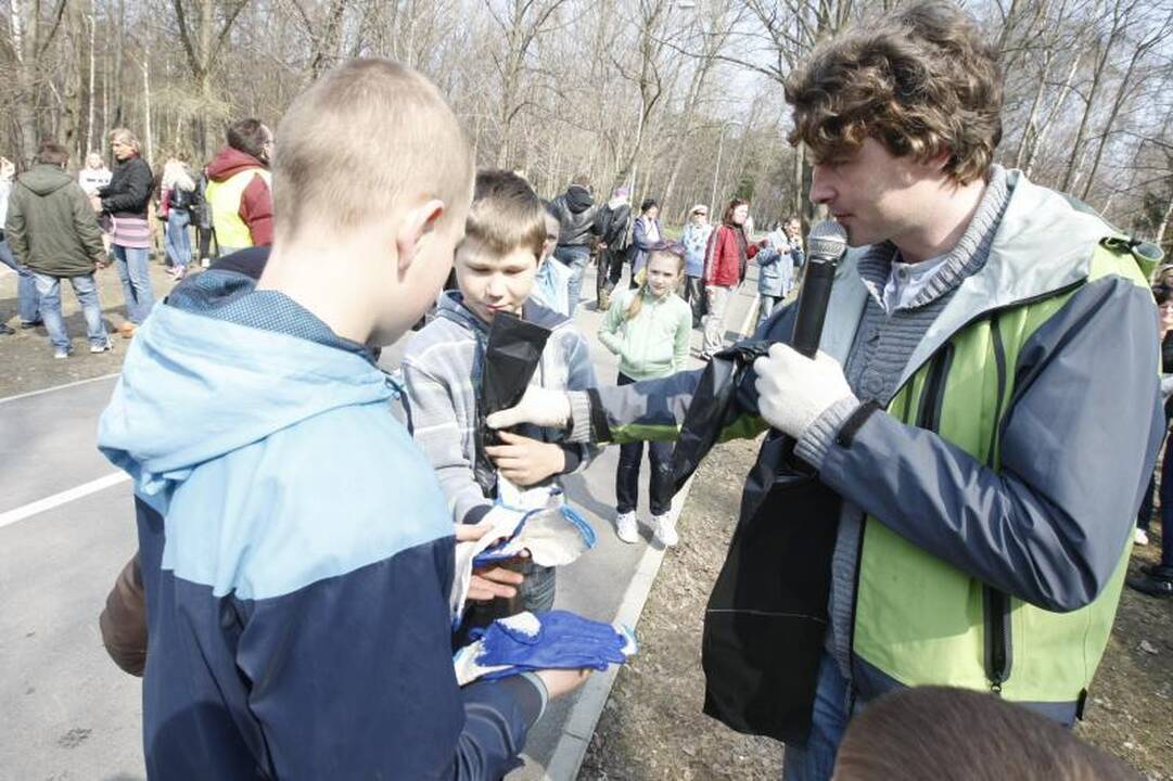 Akcijos „Darom 2012“ metu šiukšles kuopė ir iš Danės dugno