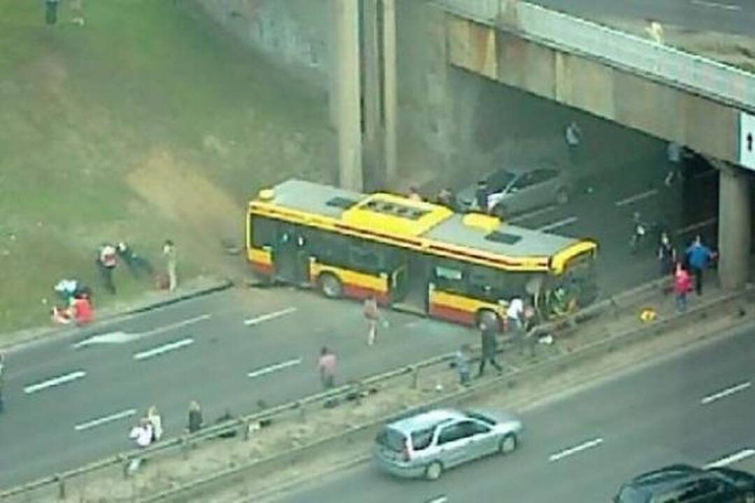 Varšuvoje per maršrutinio autobuso avariją sužeisti 36 žmonės