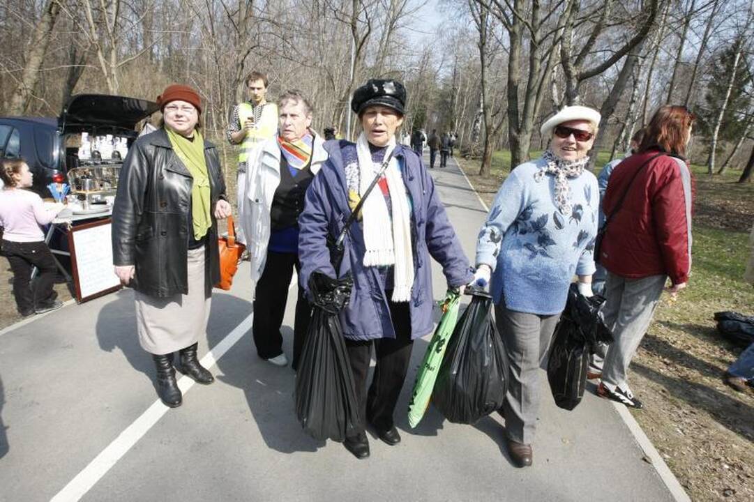 Akcijos „Darom 2012“ metu šiukšles kuopė ir iš Danės dugno