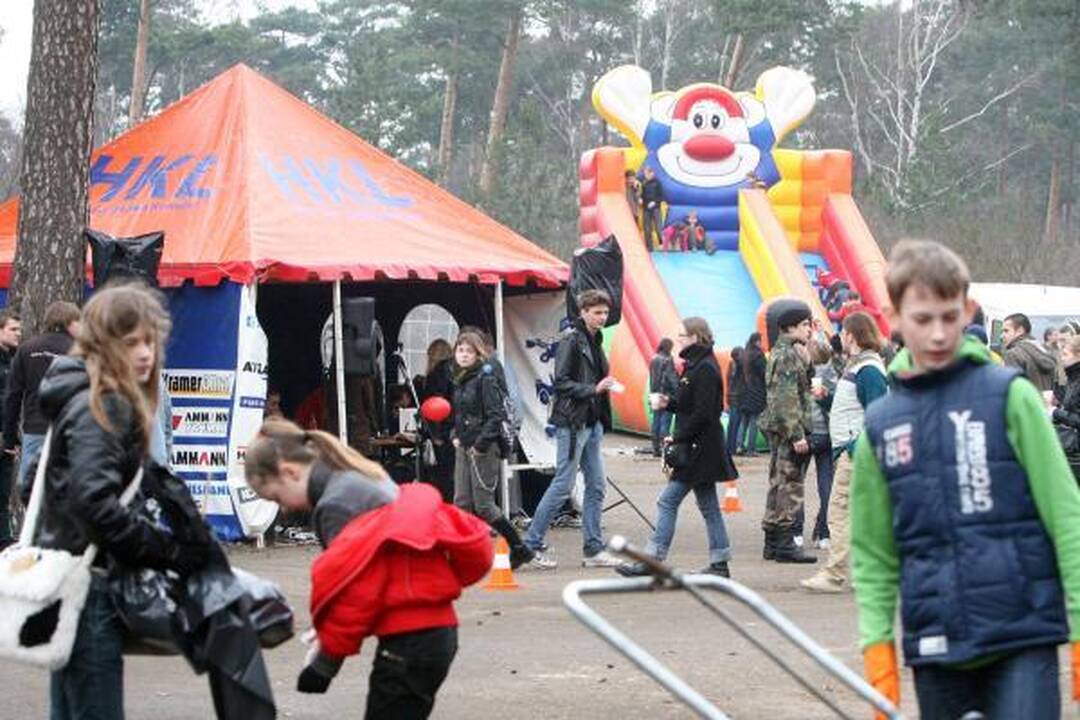 Bjaurus oras rinkti šiukšlių poilsio parke netrukdė