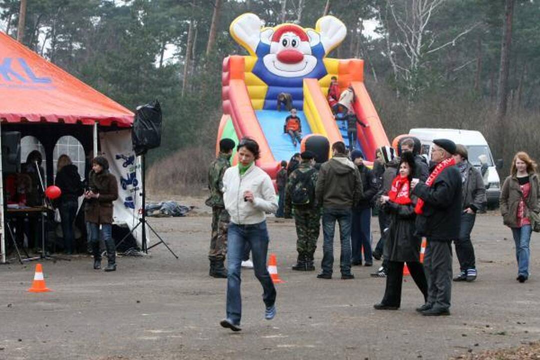 Bjaurus oras rinkti šiukšlių poilsio parke netrukdė