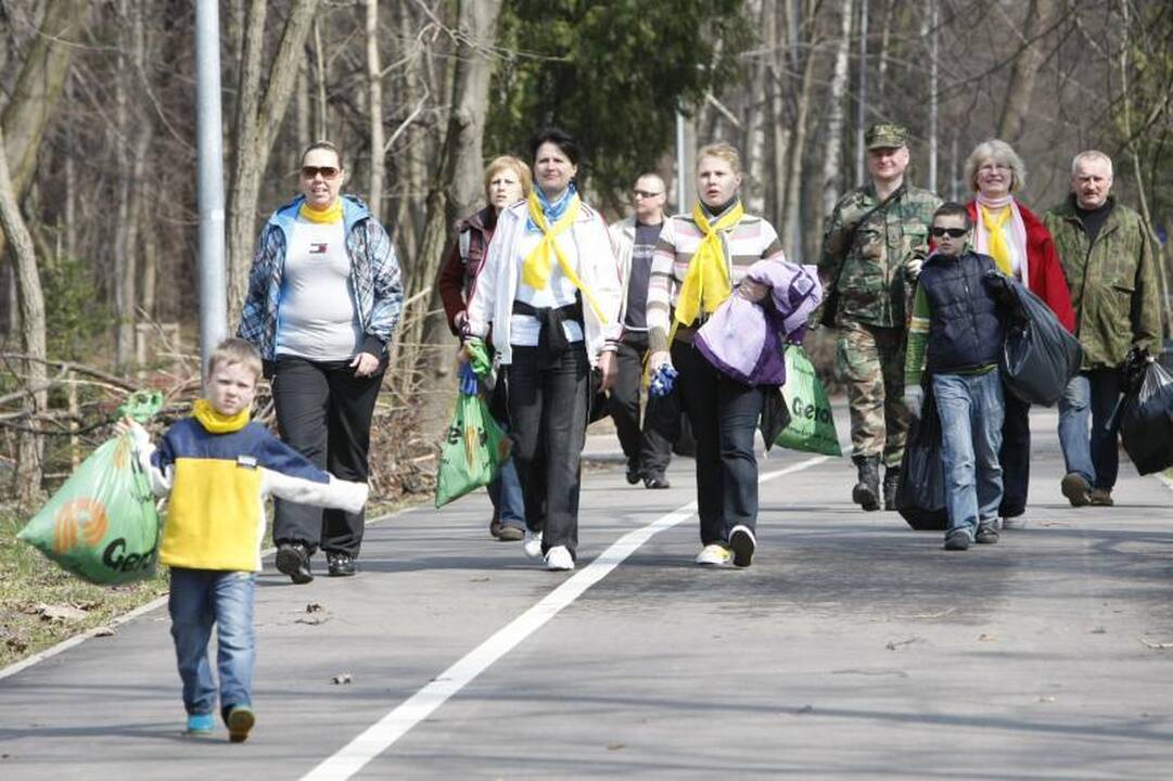 Akcijos „Darom 2012“ metu šiukšles kuopė ir iš Danės dugno