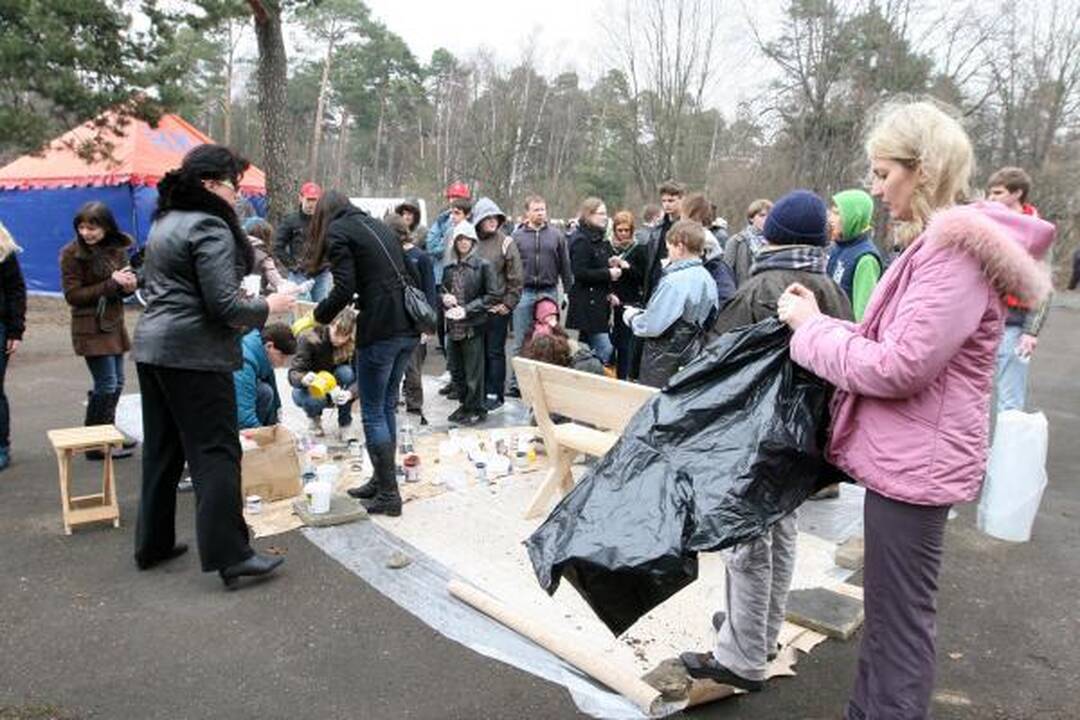Bjaurus oras rinkti šiukšlių poilsio parke netrukdė