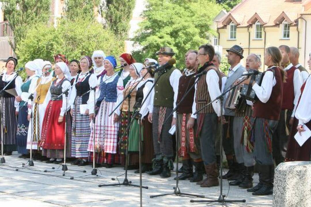 Skambėjo karinės istorinės dainos