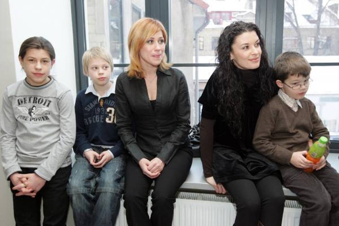 Iš diržų menininkai nupynė sūpuokles, drugelį, sraigę ir pastatė fotosieną