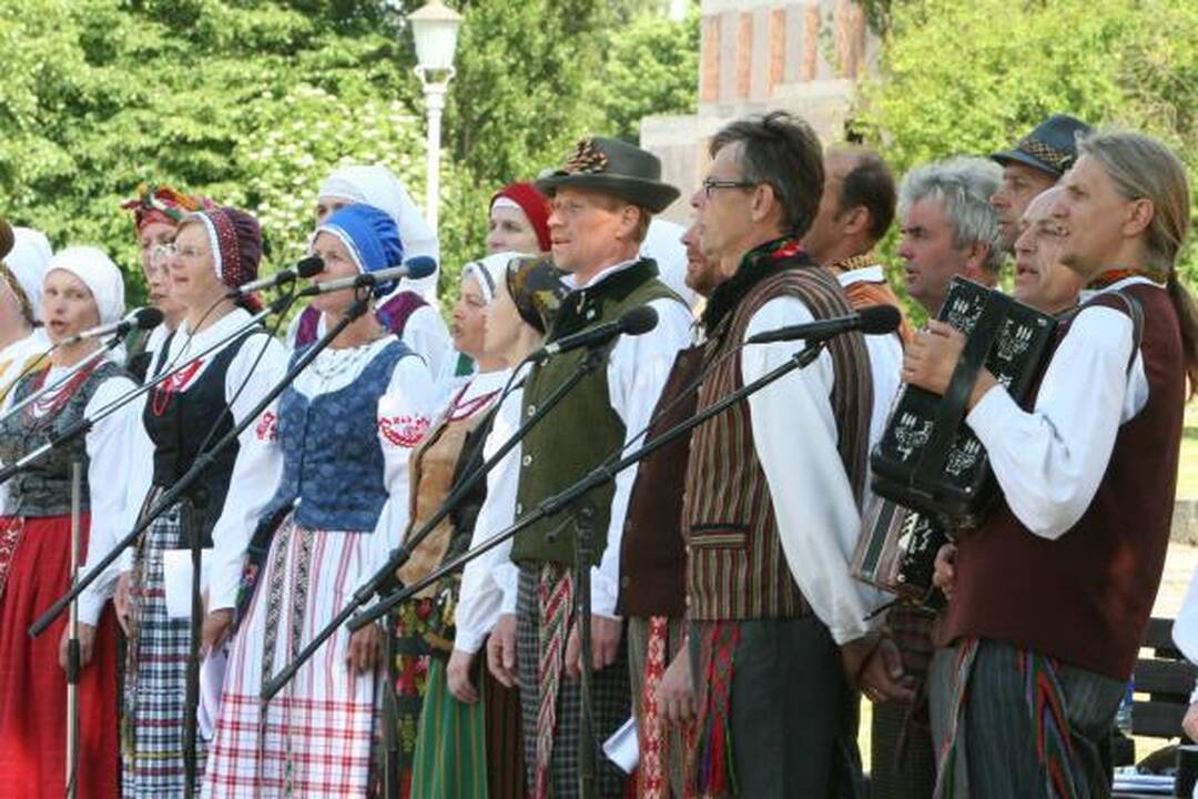Skambėjo karinės istorinės dainos