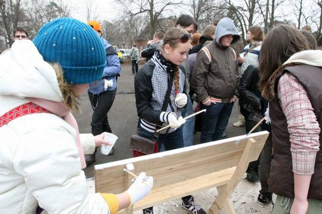 Bjaurus oras rinkti šiukšlių poilsio parke netrukdė