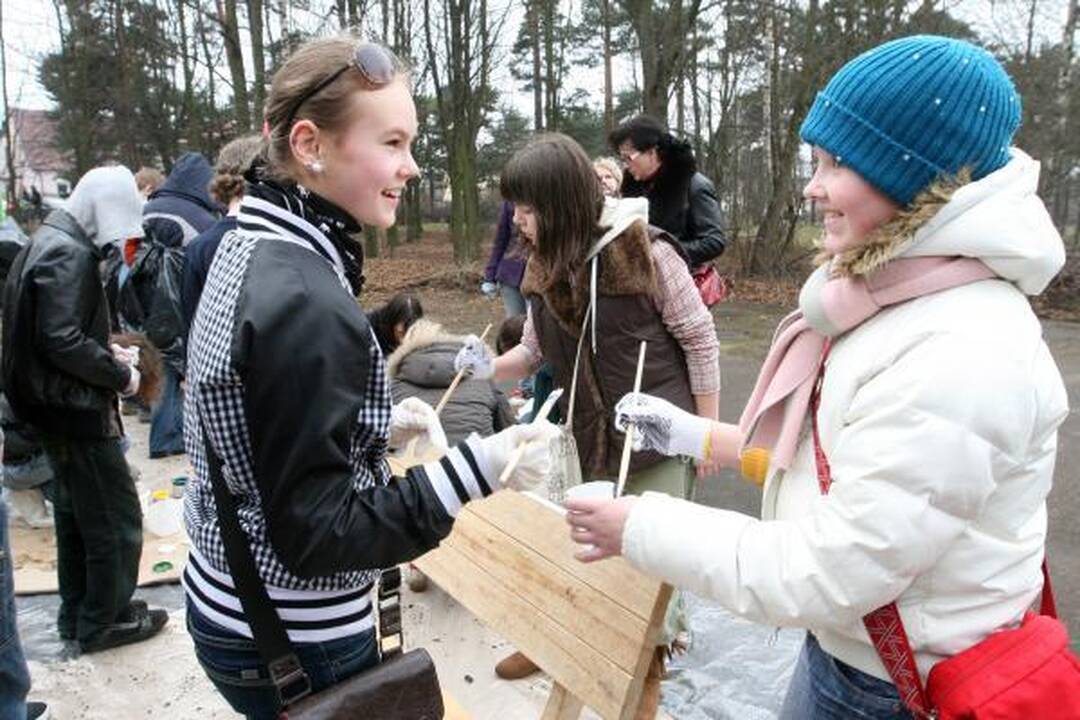 Bjaurus oras rinkti šiukšlių poilsio parke netrukdė