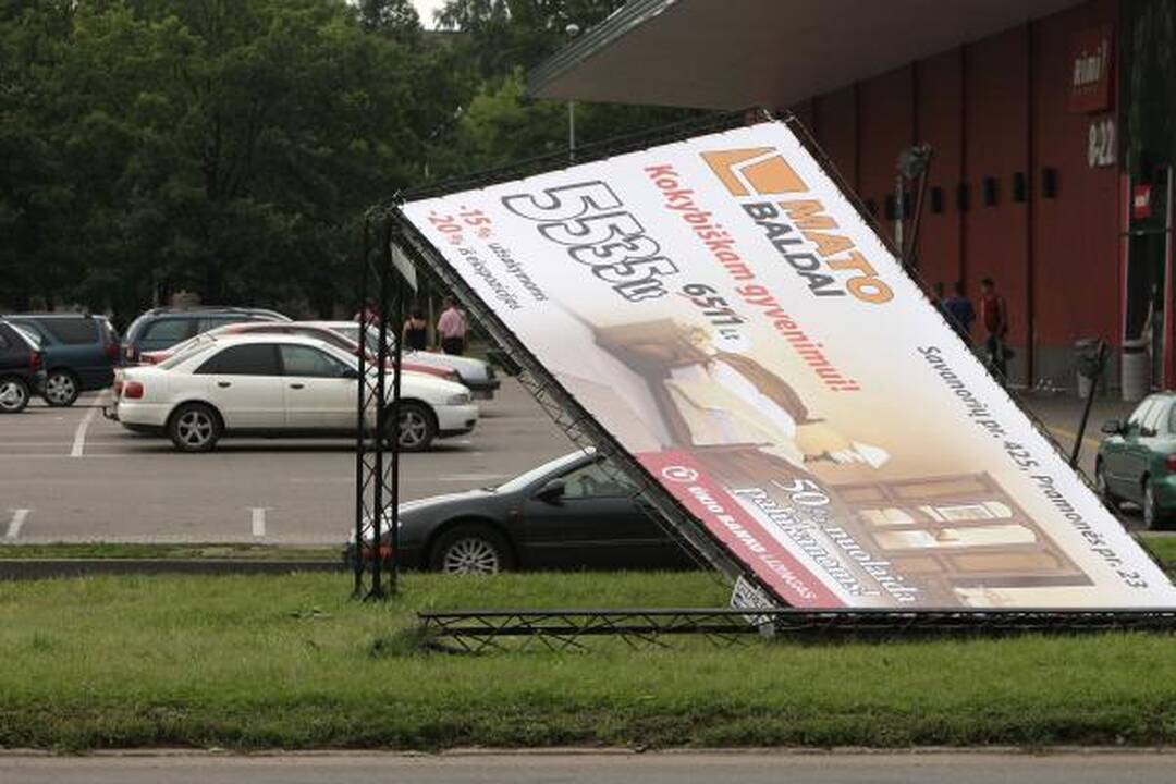 Sekmadienio naktį miestą nusiaubė audra (papildyta)