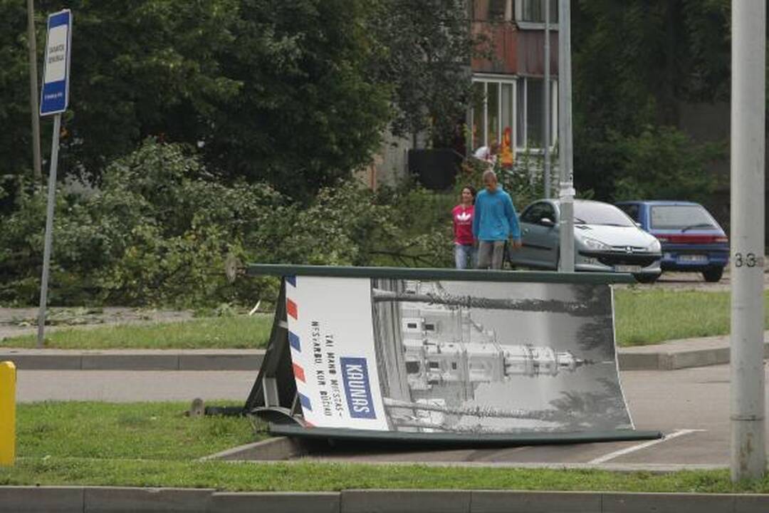 Sekmadienio naktį miestą nusiaubė audra (papildyta)
