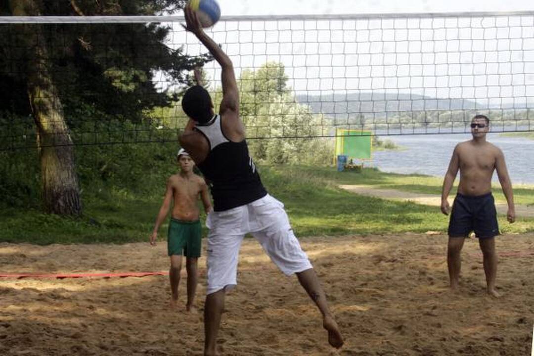 Kauniečiai įsimyli ir pliažo tinklinį