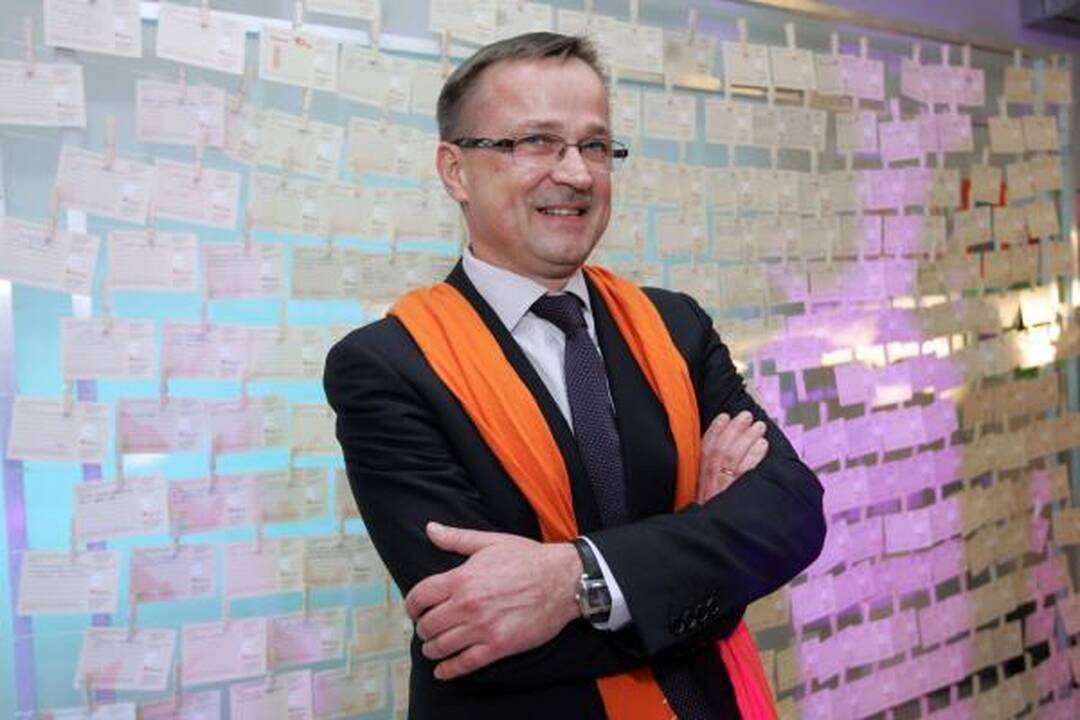 Iš diržų menininkai nupynė sūpuokles, drugelį, sraigę ir pastatė fotosieną