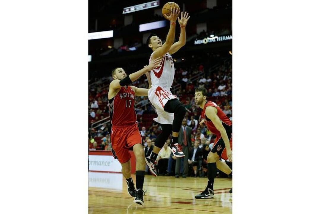 Trijų lietuvių akistatoje NBA arenoje taškus pelnė tik J. Valančiūnas