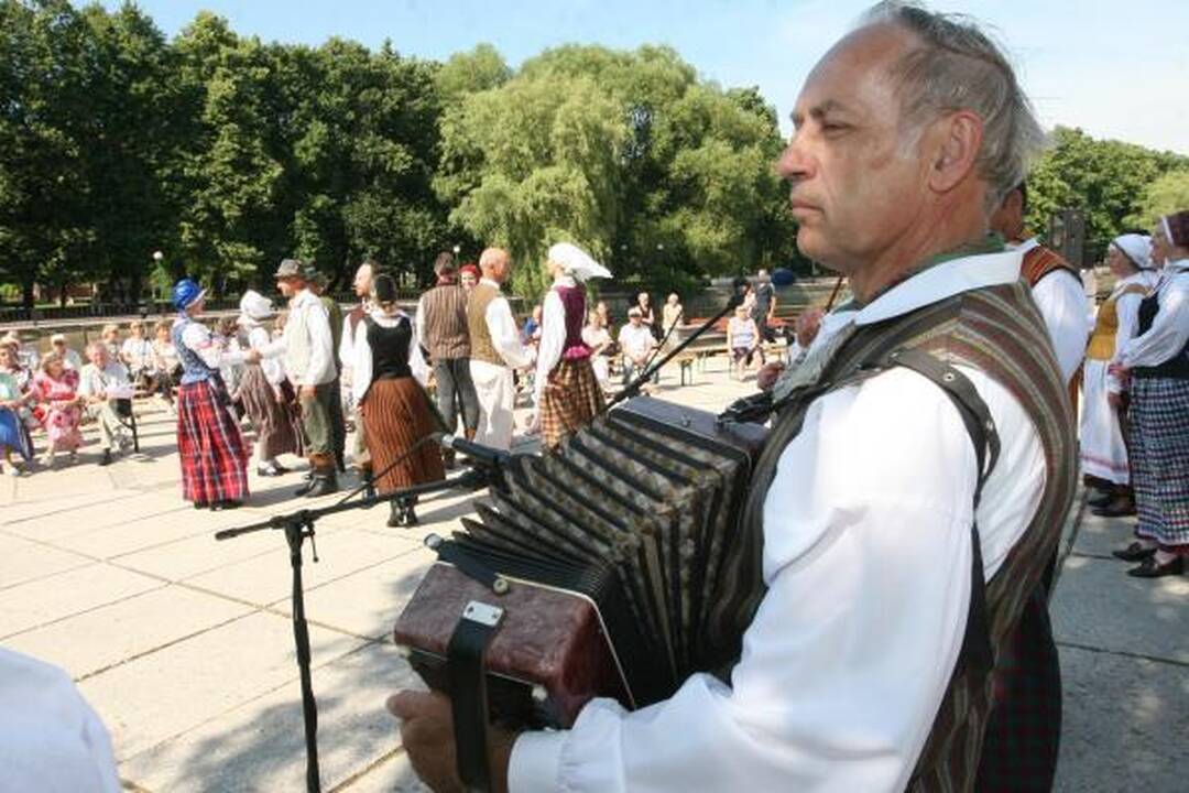 Skambėjo karinės istorinės dainos