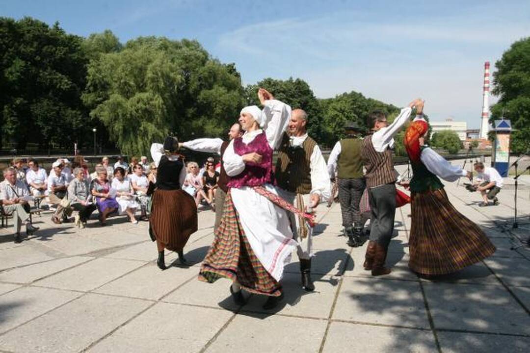Skambėjo karinės istorinės dainos