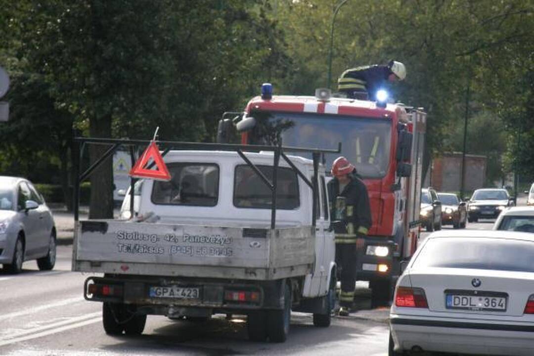 Uostamiesčio Pilies gatvėje eismą trikdė tepalai