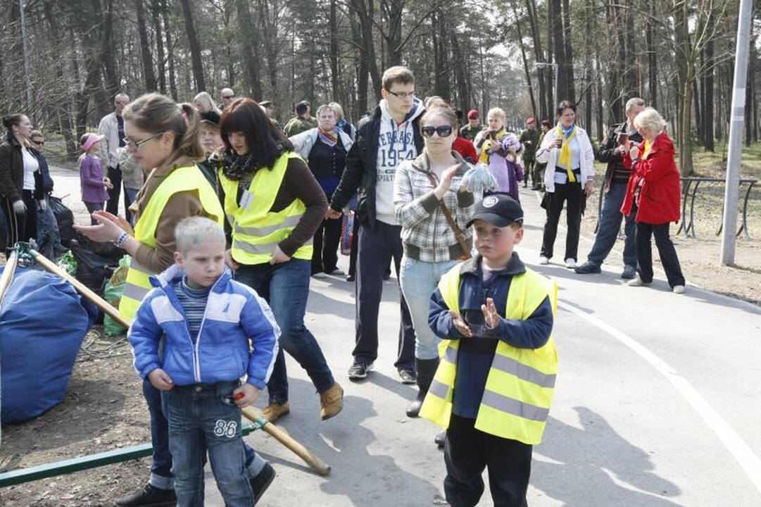 Akcijos „Darom 2012“ metu šiukšles kuopė ir iš Danės dugno
