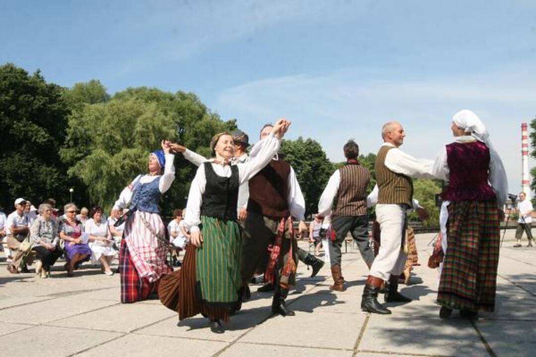 Skambėjo karinės istorinės dainos