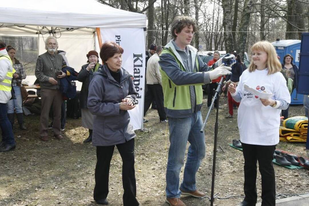 Akcijos „Darom 2012“ metu šiukšles kuopė ir iš Danės dugno