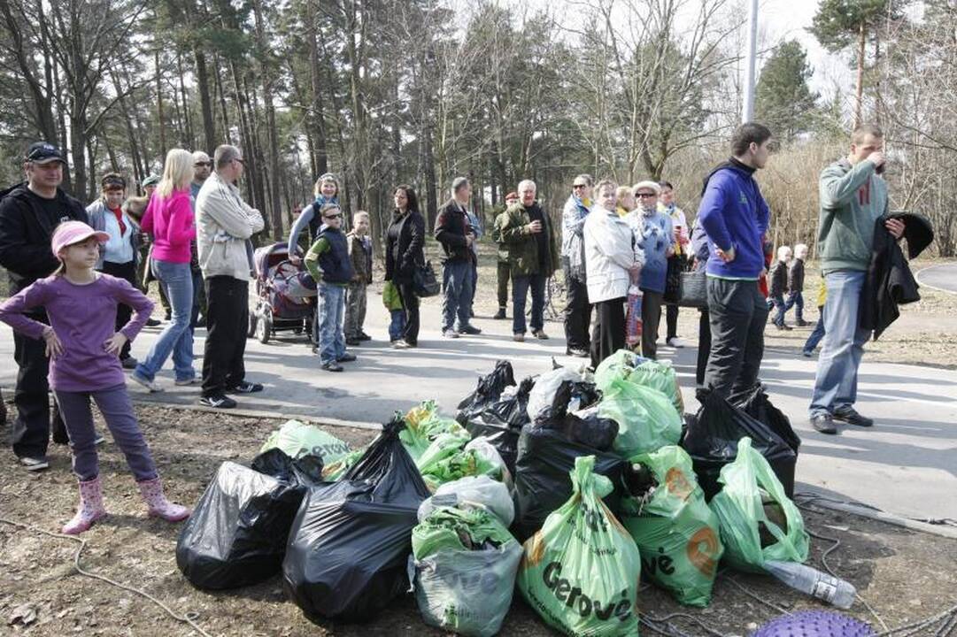 Akcijos „Darom 2012“ metu šiukšles kuopė ir iš Danės dugno