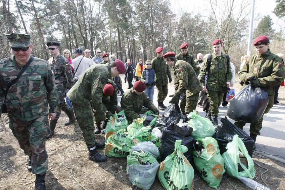 Akcijos „Darom 2012“ metu šiukšles kuopė ir iš Danės dugno