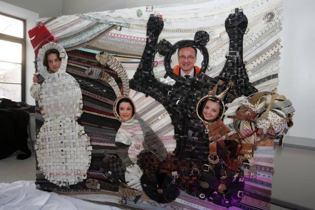 Iš diržų menininkai nupynė sūpuokles, drugelį, sraigę ir pastatė fotosieną