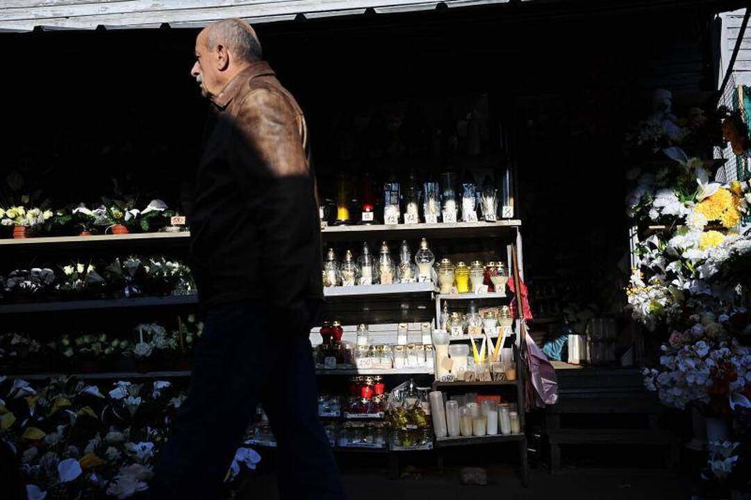 Vėlinių žvakės pigesnės prekybos centruose nei turguose
