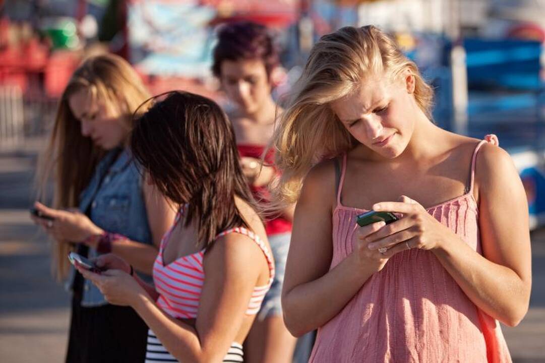 Mokslininkai: išmanieji telefonai sukelia priklausomybę