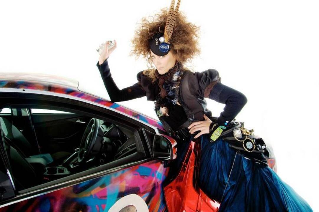 Dizainerės sukūrė suknelę iš „Ford Focus“ detalių