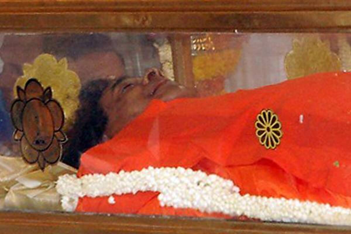 Indijos politikai reiškia paskutinę pagarbą dvasiniam lyderiui Sai Babai