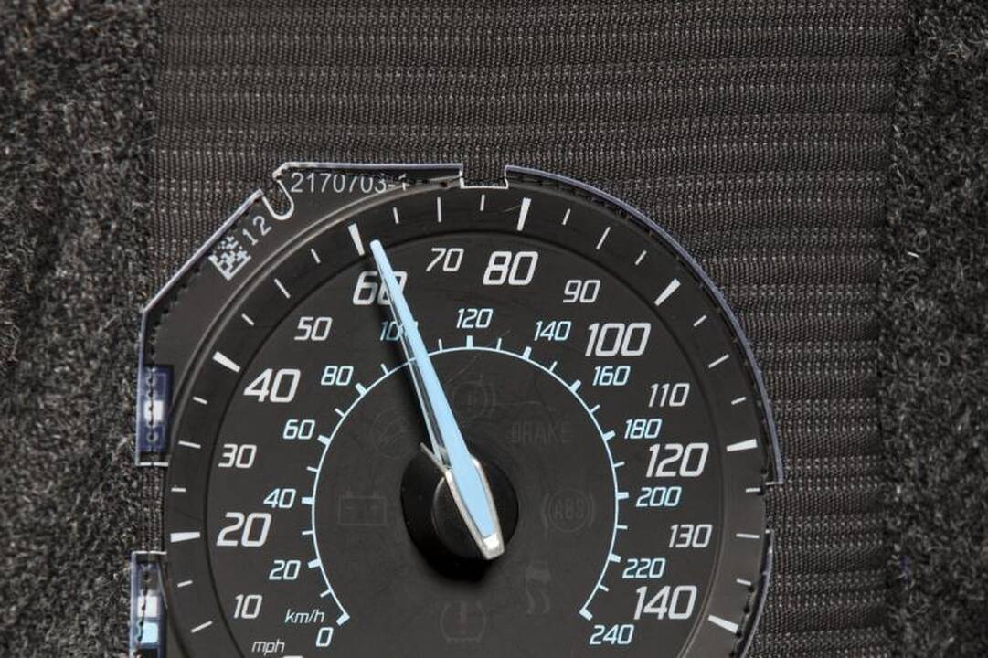 Dizainerės sukūrė suknelę iš „Ford Focus“ detalių