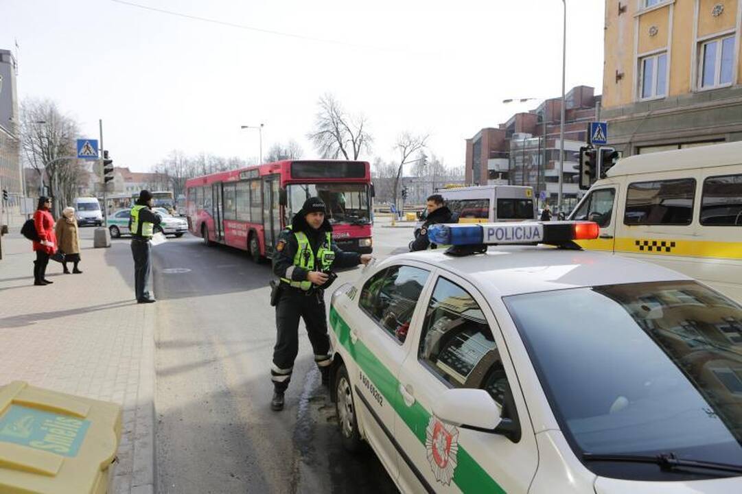Klaipėdoje autobusas perėjoje nutrenkė mergaitę (papildyta)