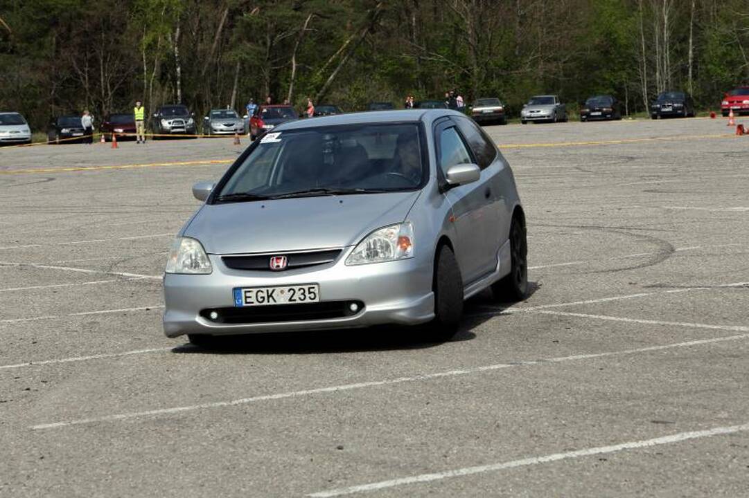Klaipėdoje aikštelėje prie jūros įvyko automobilių slalomas