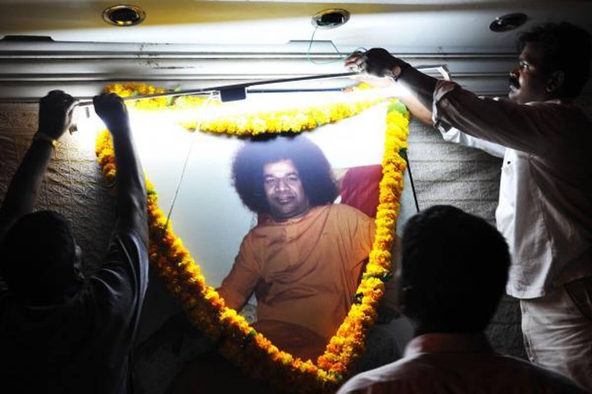 Indijos politikai reiškia paskutinę pagarbą dvasiniam lyderiui Sai Babai