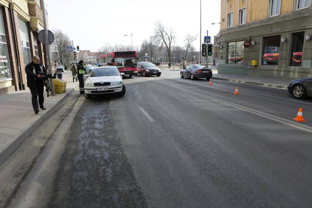 Klaipėdoje autobusas perėjoje nutrenkė mergaitę (papildyta)