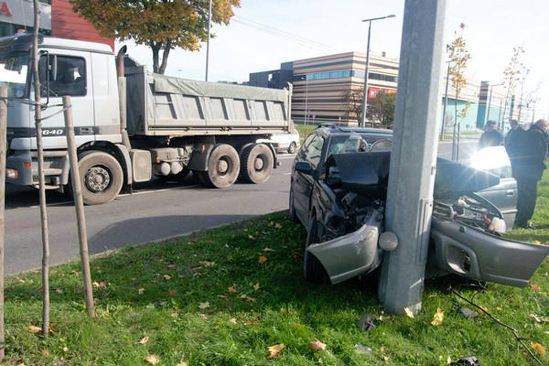 Vilkiko nepraleidusi moteris rėžėsi į stulpą