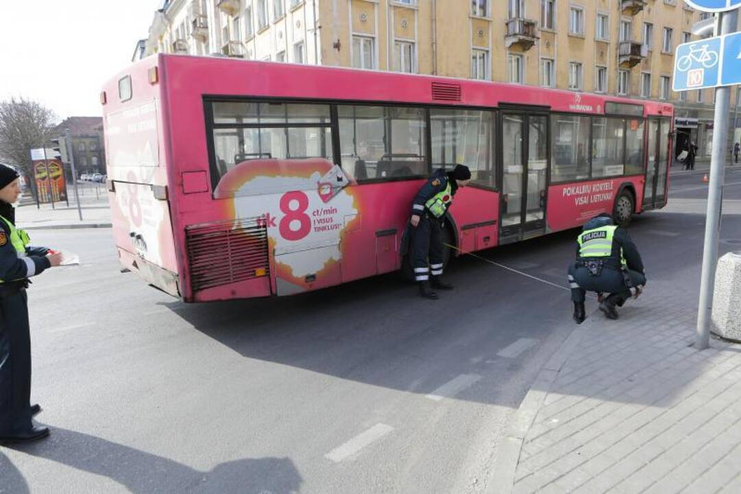 Klaipėdoje autobusas perėjoje nutrenkė mergaitę (papildyta)