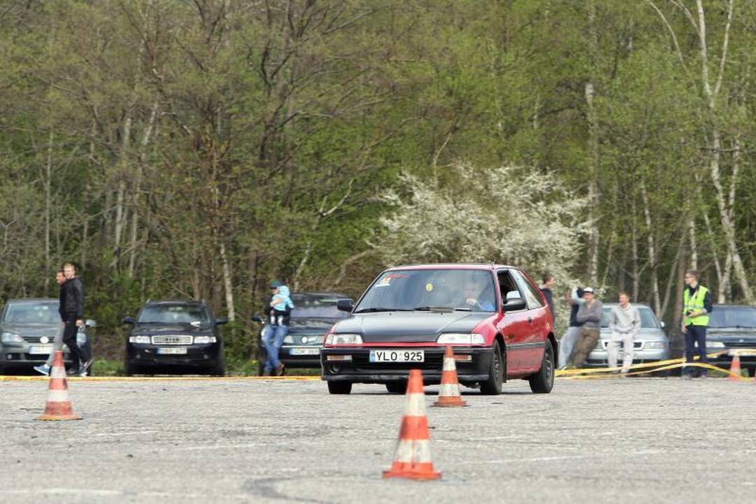 Klaipėdoje aikštelėje prie jūros įvyko automobilių slalomas