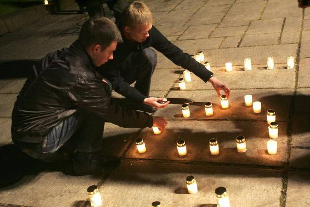 Gėjai ir lesbietės Kaune uždegė žvakutes (papildyta)
