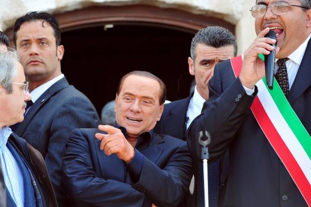 S.Berlusconi aplankė pabėgėlių apgultą Lampedūzos salą